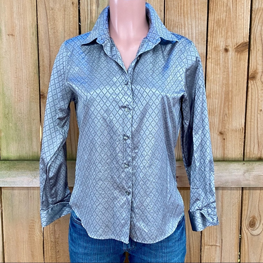 FoxCroft Wrinkle Free Shaped Fit Silver Blouse EUC